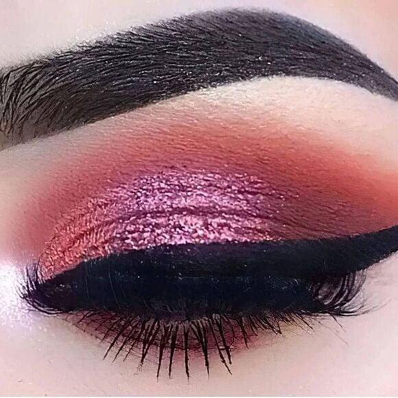 MAC Dazzleshadow Extreme in Celebutante (Rosy Pink with Red Sparkle) - Picture 4 of 11